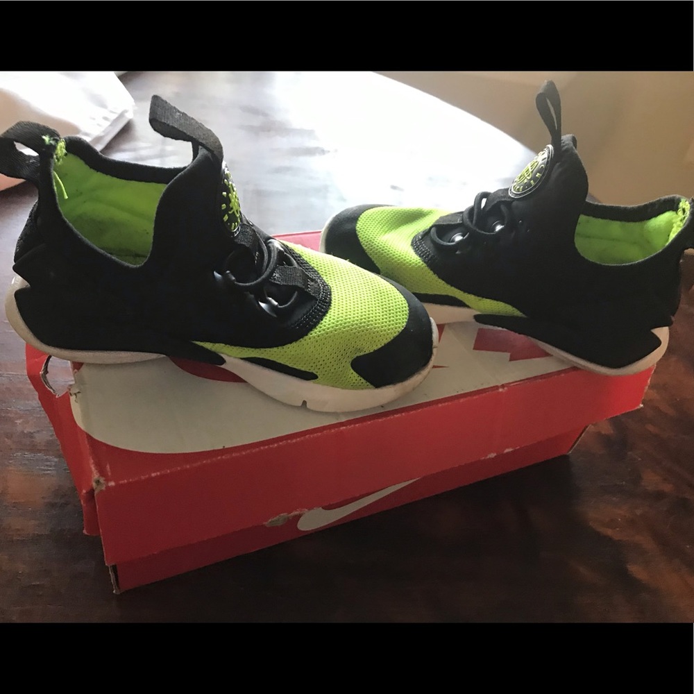 Huaraches black and green size 7 toddlers